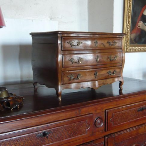 Petite commode en noyer