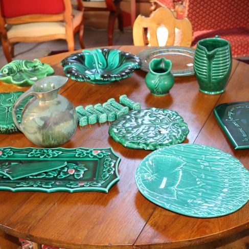 Différentes pièces en faience pour la table